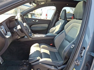 2022 Volvo XC60 B6 R-Design