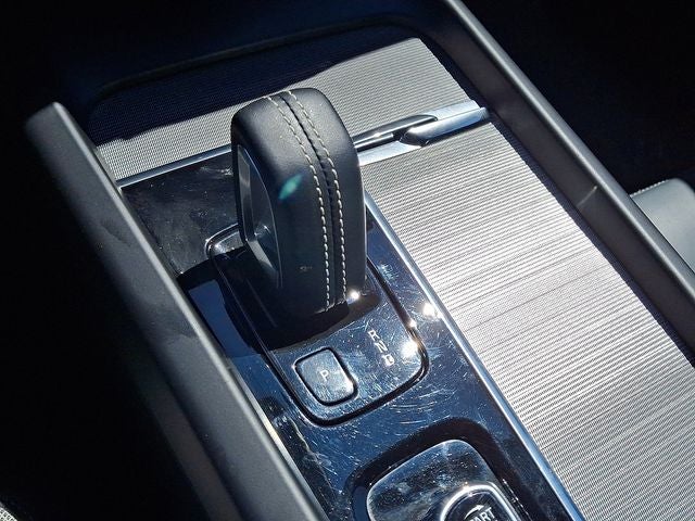 2022 Volvo XC60 B6 R-Design
