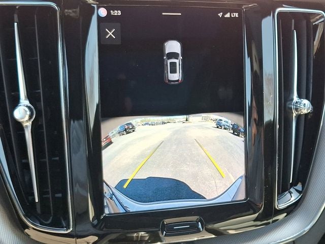 2022 Volvo XC60 B6 R-Design
