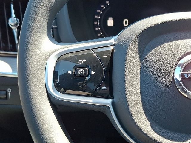 2022 Volvo XC60 B6 R-Design