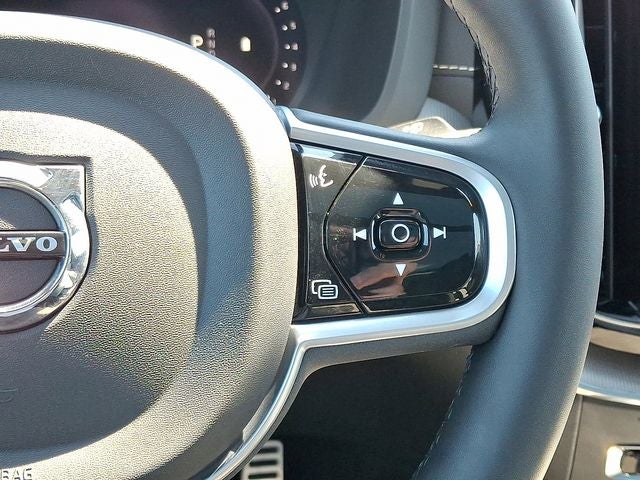 2022 Volvo XC60 B6 R-Design